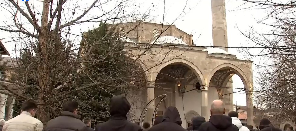 Falët namazi i Fitër Bajramit në Kosovë, besimtarët kremtojnë festën e madhe islame