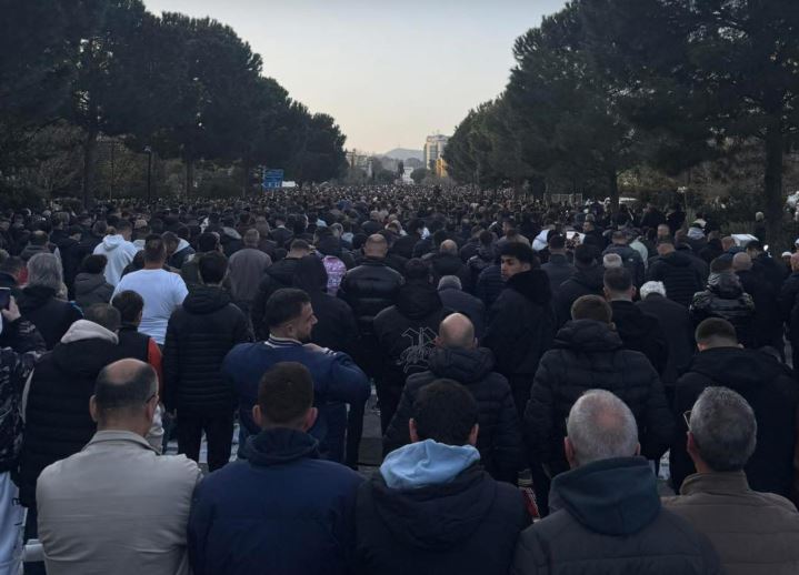 Mijëra besimtarë falin namazin e Fitër Bajramit në sheshin e Tiranës