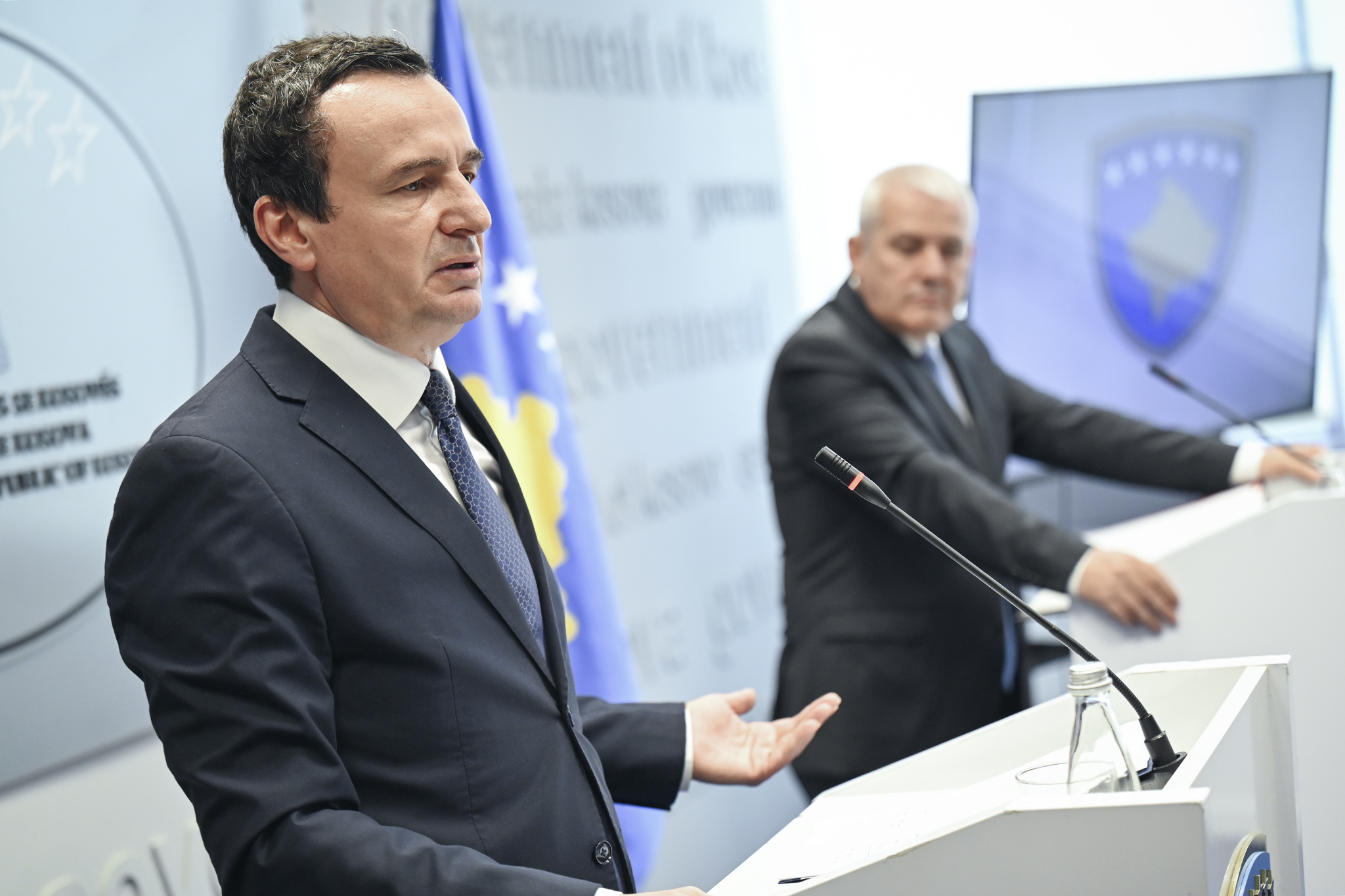 Ligji për të huajt, Kurti e Sveçla s’japin detaje sa dokumente ilegale u “këmbyen” me legale