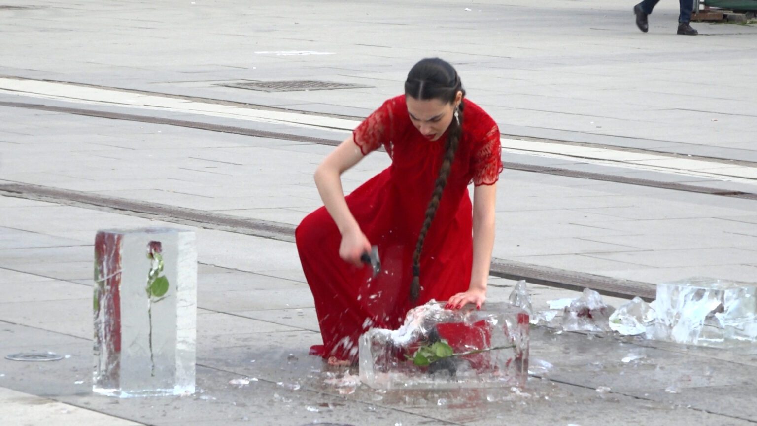 Organizohet përformancë artistike “Serish S’vjen Marsi” për nder të 8 Marsit, shfaqen sfidat e grave