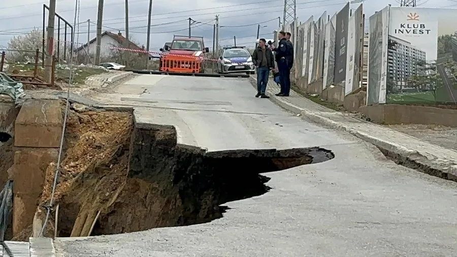 Shembet një rrugë në Prishtinë – Policia vendos shiritin
