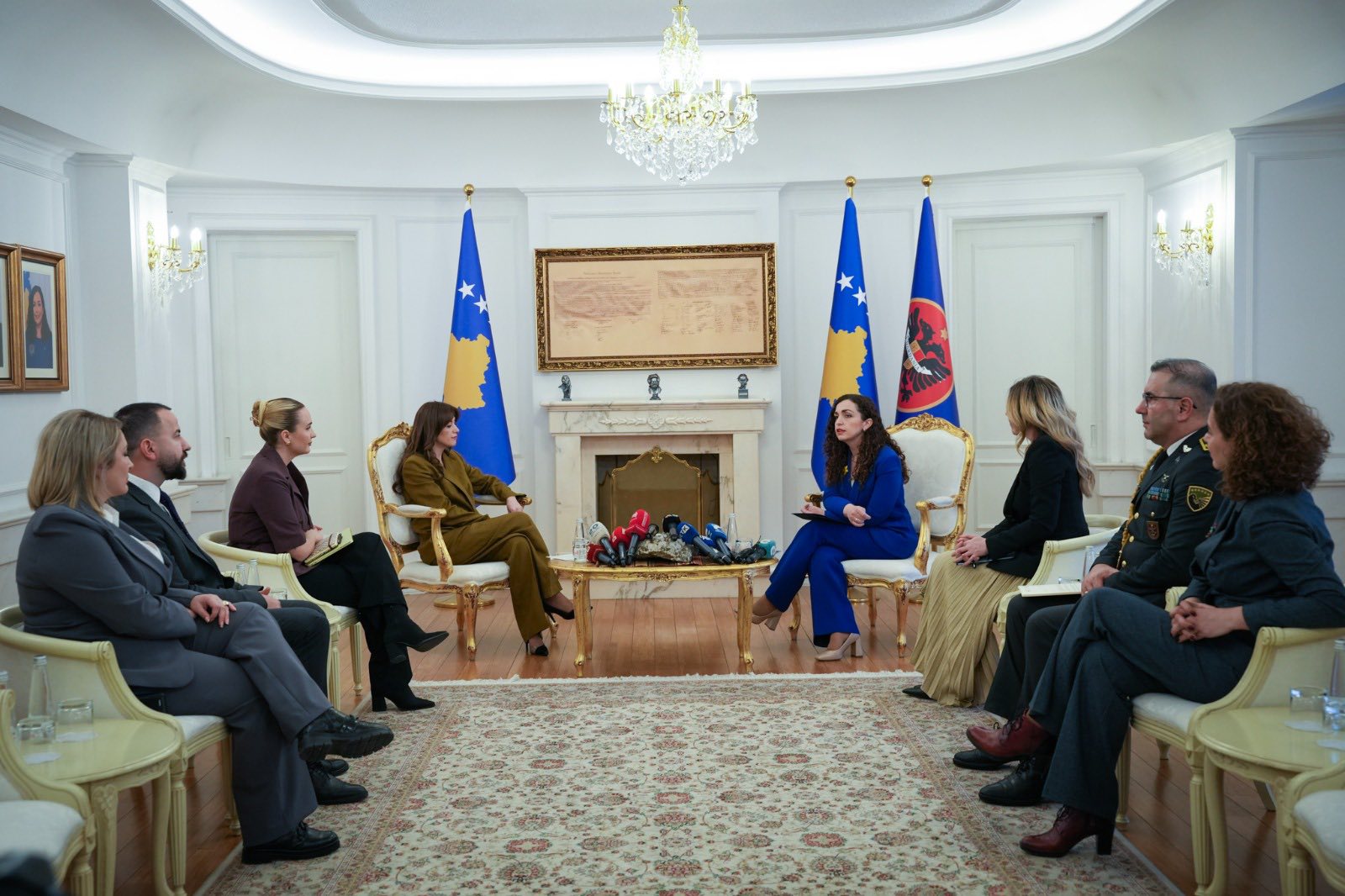 Vjosa Osmani përfundon mandatin e presidentes, ia dorëzon detyrën Albulena Haxhiut