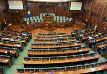 Një orë vonesë, ende nuk nis seanca e Kuvendit