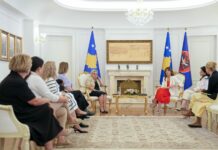 Haxhiu pret në takim të mbijetuarit dhe organizatat që mbështesin viktimat e dhunës seksuale të luftës