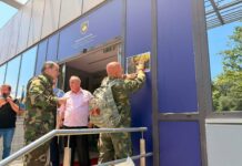 Veterani i UÇK-së vendos fotografitë e ish-krerëve që po mbahen në Hagë para Qeverisë: Jemi çlirimtarë, jo zullumqarë