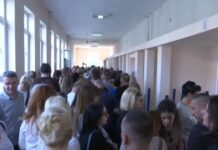 Pamje të përsëritura nga Mitrovica e Veriut, Lista Serbe organizoi sërish votuesit, grupe qytetarësh u nisën nga sheshi “Car Lazar” drejt kutive të votimit