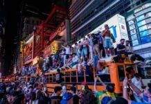 Festimet për titullin historik të Knicks përfundojnë në kaos: Një i mitur plagoset me armë zjarri, digjen autobusë në Nju Jork