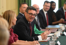 Kryeministri i ri britanik Andy Burnham heq TVSH-në mbi energjinë elektrike, premton lehtësim për familjet