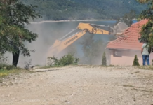 Pamje nga rrënimi i një objekti pa leje në zonën e Ujmanit