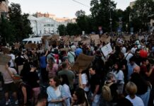 Vijojnë protestat në Ukrainë, kërkohet rikthimi i ministrit të Mbrojtjes pas shkarkimit