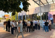 PDK-ja bashkë me asamblistë, drejtorë e aktivistë nga komuna e Mitrovicës bllokojnë hyrjen e Qeverisë