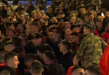 Haziri fton qytetarët në natën e 12-të të protestës: Edhe sonte, zëri ynë nuk hesht!
