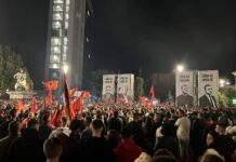 Nata e katërt e protestës: Sheshi i Prishtinës mbushet me qytetarë kundër aktgjykimit në Hagë