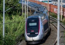 Treni del nga shinat në Francë, 44 persona të lënduar