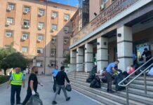 LVV-ja bllokon hyrjen e Komunës së Prishtinës me thasë mbeturinash