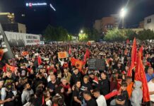 Nata e pestë e protestës “Jo në emrin tim”, qytetarët mblidhen në sheshin e Prishtinës