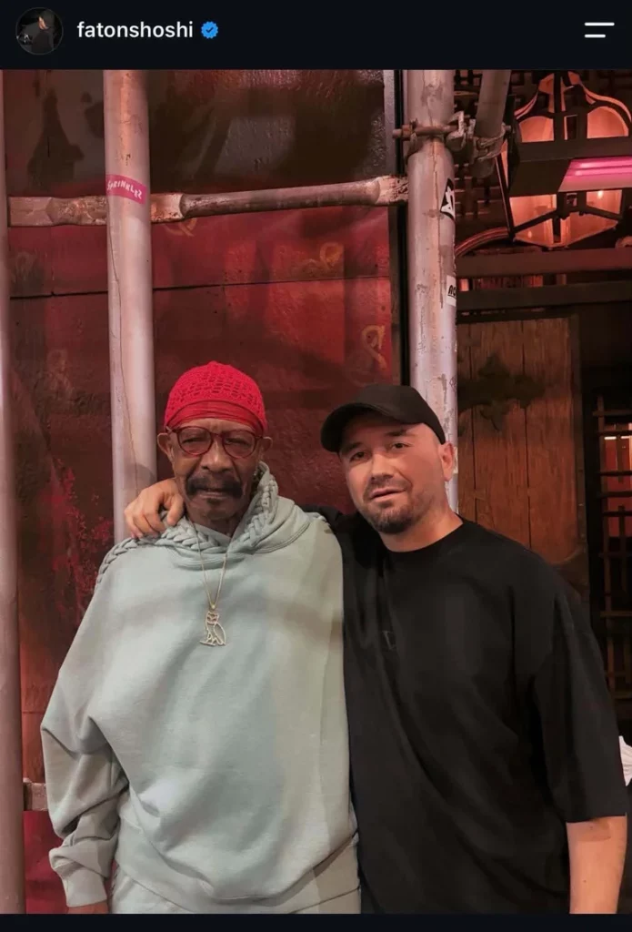Faton Shoshi pozon krah babait të Drake, Dennis Graham