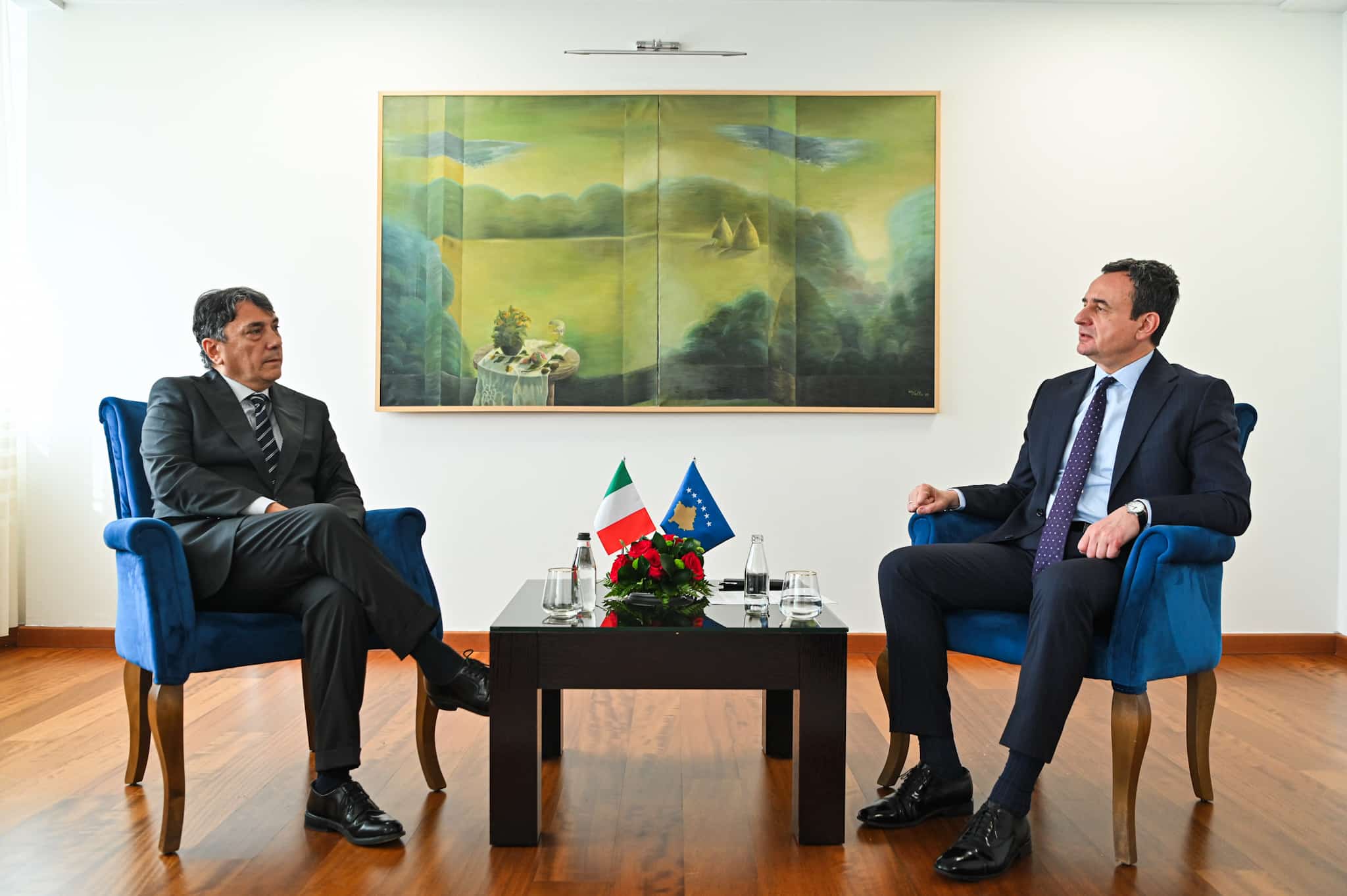 Kurti takohet me ambasadorin italian, flasin edhe për aktgjykimin e Hagës Kurti takohet me ambasadorin italian, flasin edhe për aktgjykimin e Hagës