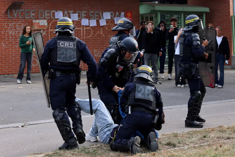Qindra mijëra protestues në Francë, mbi 1,300 të arrestuar pas përleshjeve me policinë