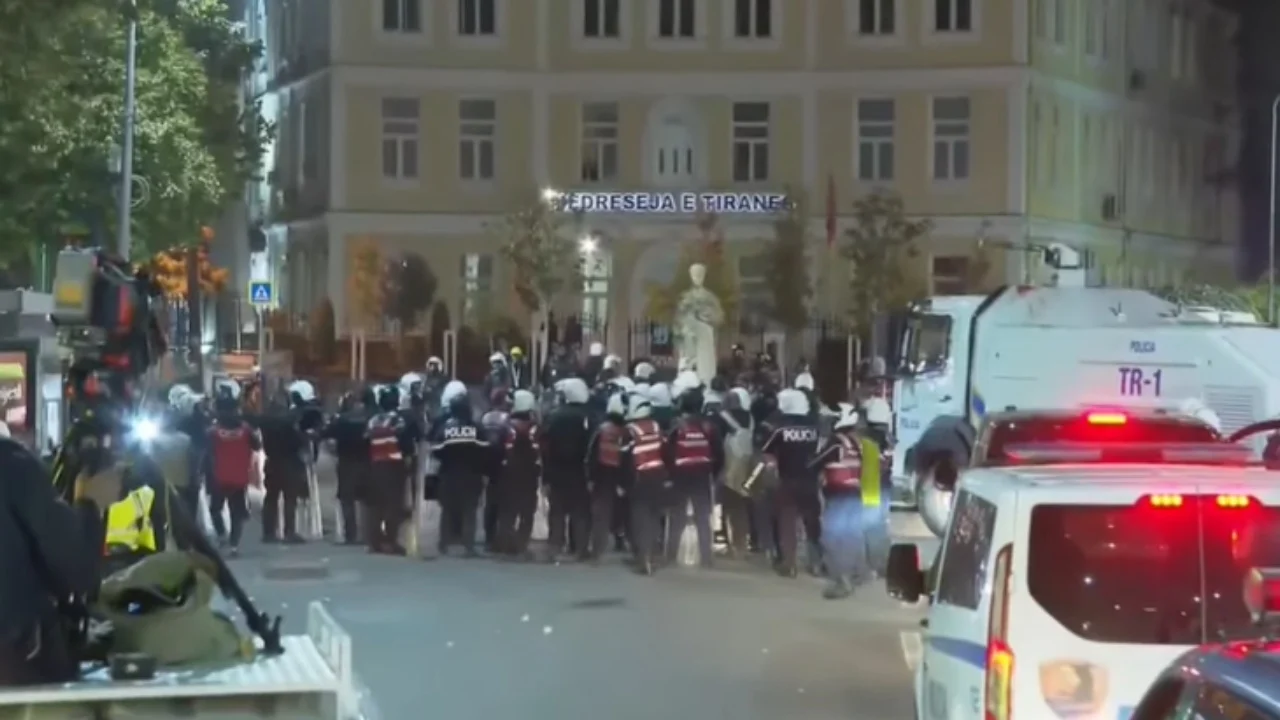 Gazi lotsjellës dhe mjetet piroteknike përplasin protestuesit me policinë në Tiranë