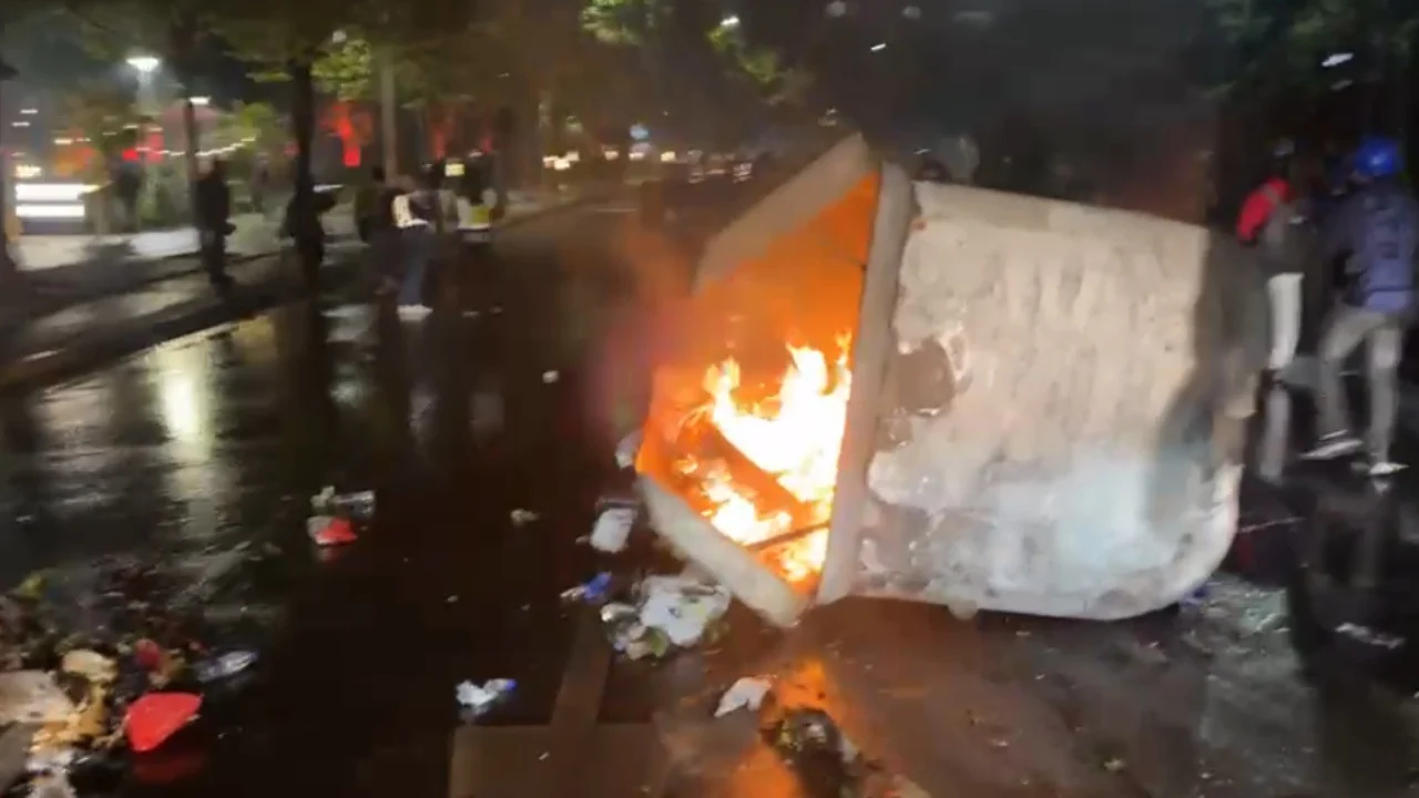 Tensionet përshkallëzohen në protestë, protestuesit u vënë flakën kontejnerëve të mbeturinave për të penguar policinë