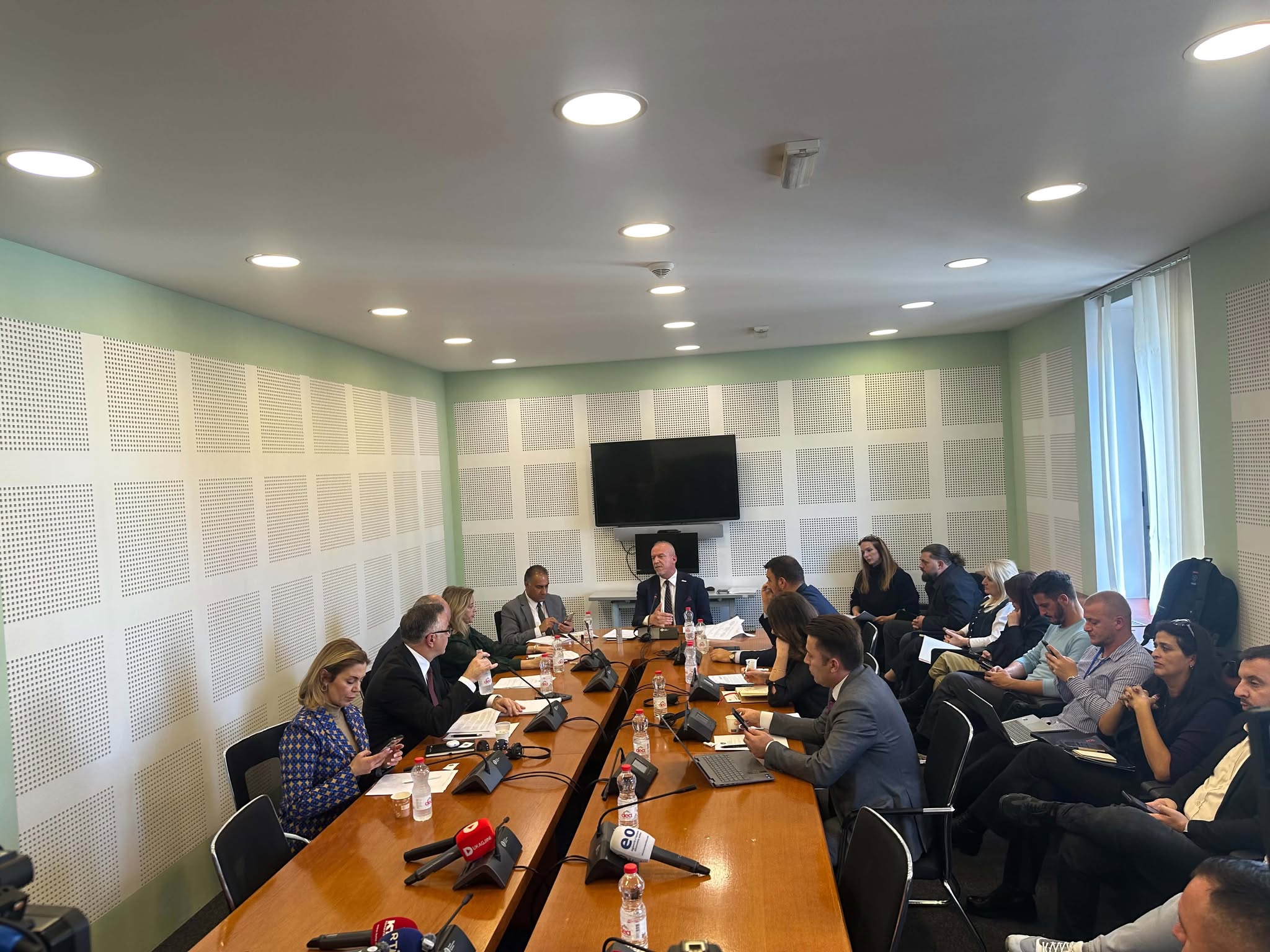 Mbrëmë “kundërshtoi” PDK-në për Ligjin për Specialen, sot Gruda mungon në mbledhjen e komisionit