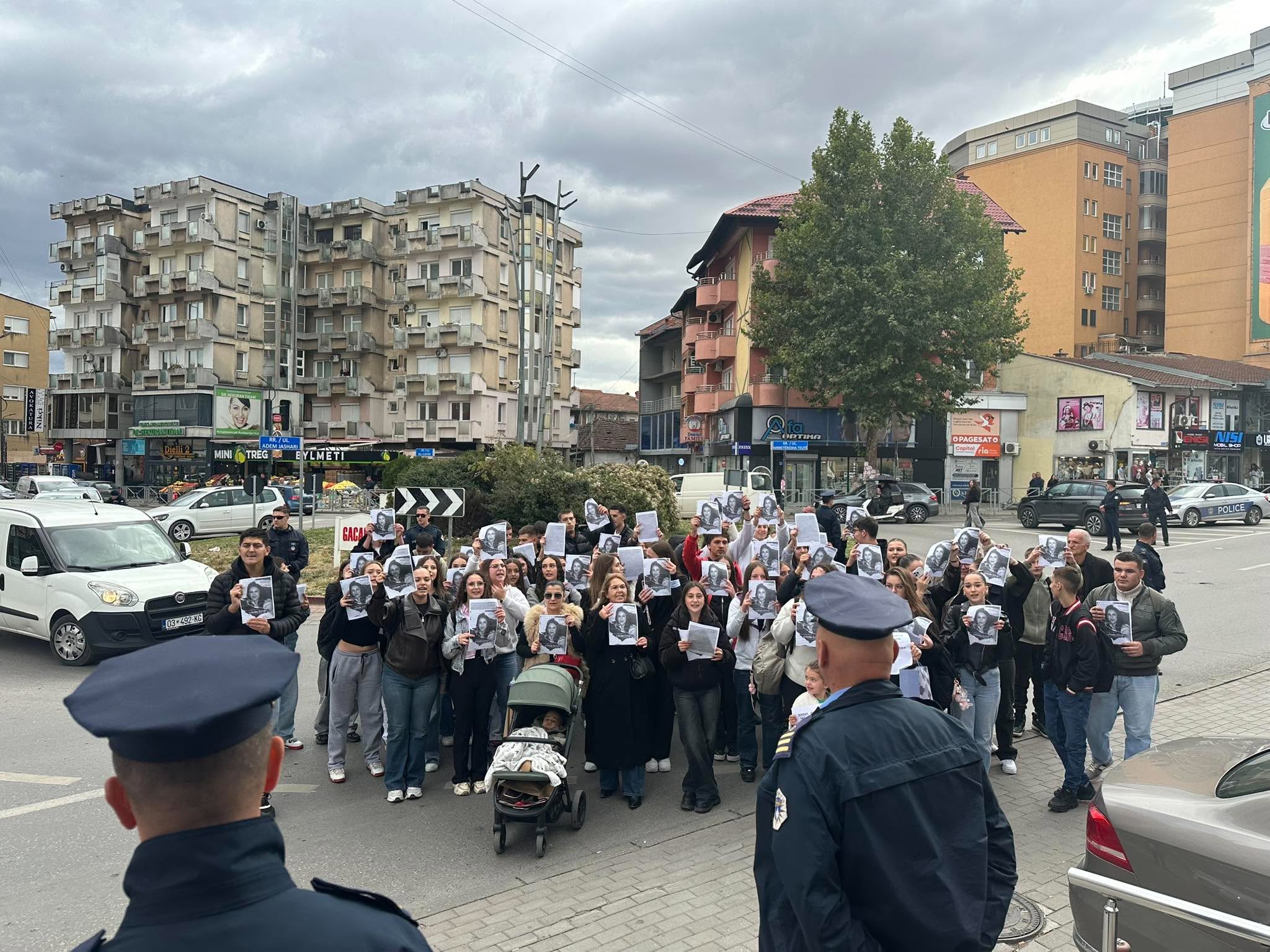 Nxënësit protestojnë para Gjykatës në Pejë, ku mbahet seanca ndaj ish-bashkëshortit të Arlinda Zekajt Nxënësit protestojnë para Gjykatës në Pejë, ku mbahet seanca ndaj ish-bashkëshortit të Arlinda Zekajt