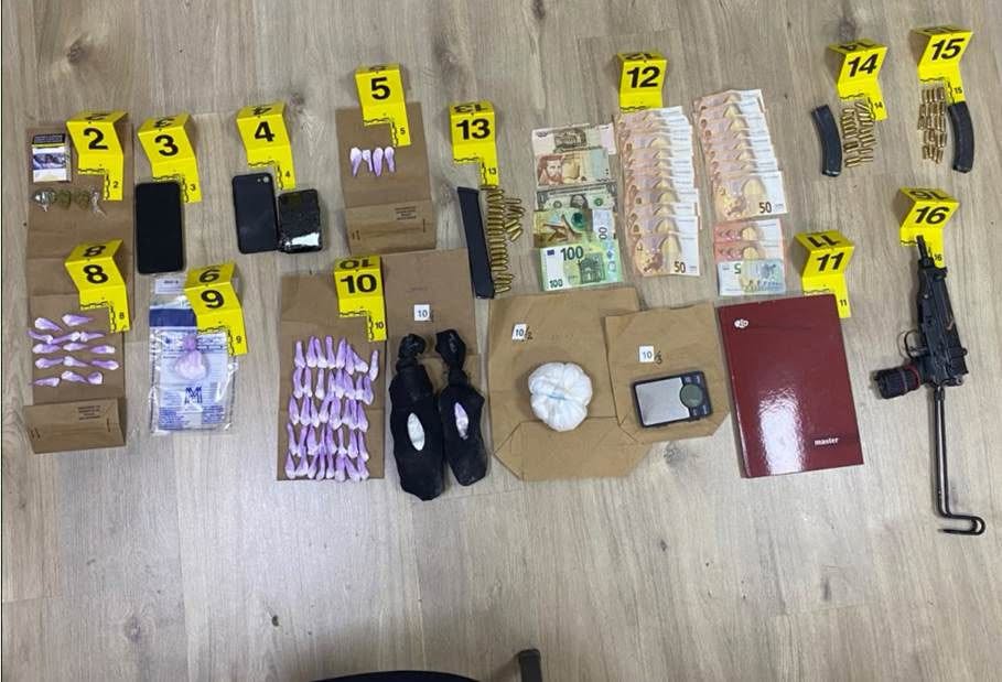 Bastiset shtëpia e një të dyshuari në Gjakovë, konfiskohen mbi një kilogram kokainë dhe armë automatike