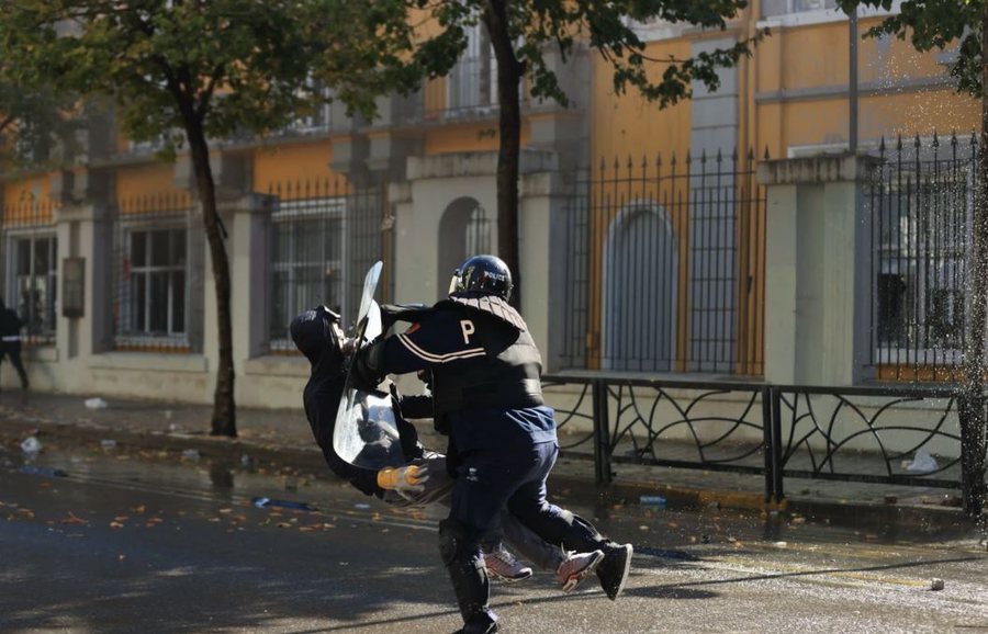 Tërhoqën zvarrë adoleshentin gjatë protestës, suspendohen dy policë në Shqipëri