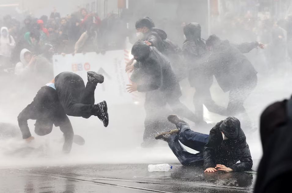 Studentët dhe sindikatat dalin në protesta në Bruksel, 21 persona ndalohen