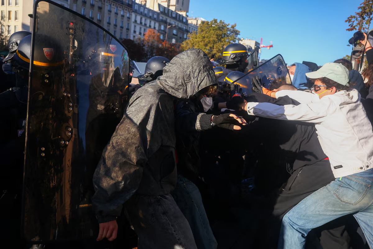 Adoleshentët francezë vijojnë protestat, pavarësisht premtimeve të qeverisë