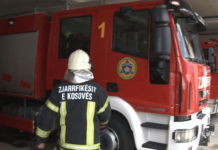Zjarr në garazhin e një banese në Prishtinë, dëmtohen disa vetura dhe një motoçikletë