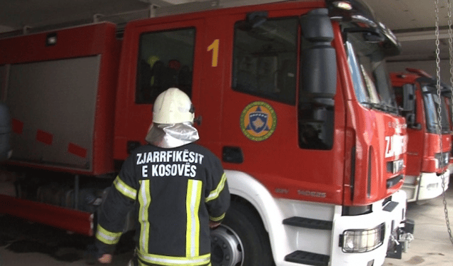 Zjarr në garazhin e një banese në Prishtinë, dëmtohen disa vetura dhe një motoçikletë