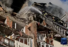 Sulmet ruse në Ukrainë shkaktojnë ndërprerje të energjisë, pesë të plagosur nga goditja e një ndërtese