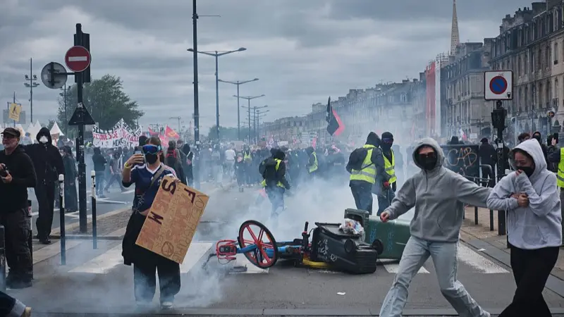 350 të arrestuar nga protesta në Paris, Macron refuzon dorëheqjen e ministrit të Brendshëm