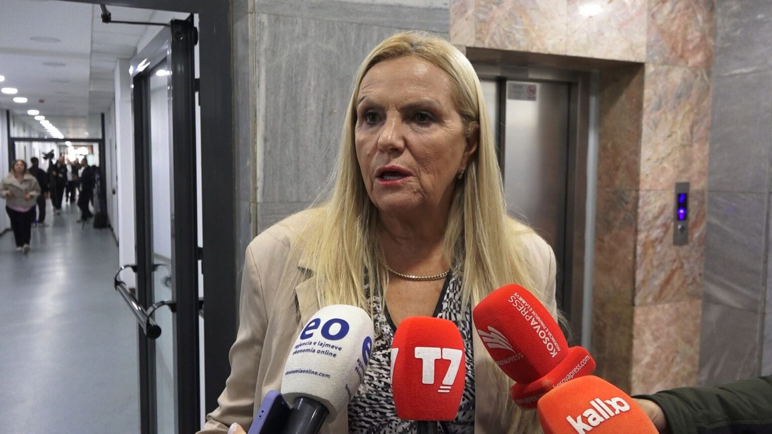 Protestat në Shqipëri, Kadrijaj: Është e drejtë qytetare, por djegia institucioneve është e papranueshme