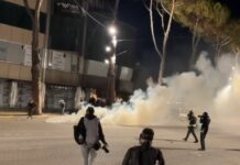 Përplasje të dhunshme para Kryeministrisë në Tiranë, Policia përdor gaz lotsjellës
