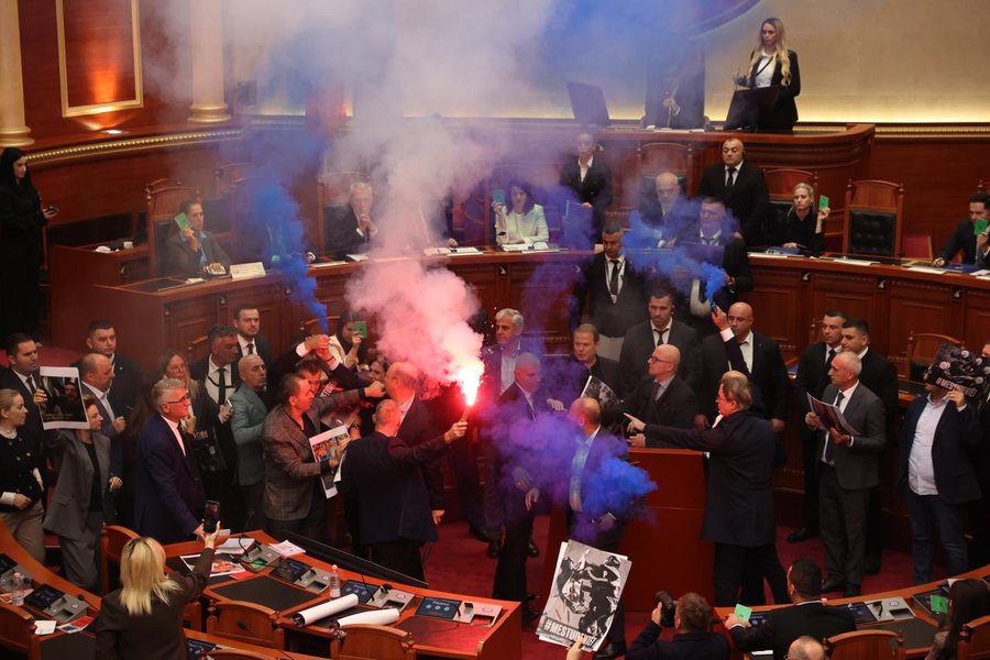 Tensionet në Kuvend e Shqipërisë, socialistët kërkojnë përjashtimin e Berishës për 10 ditë