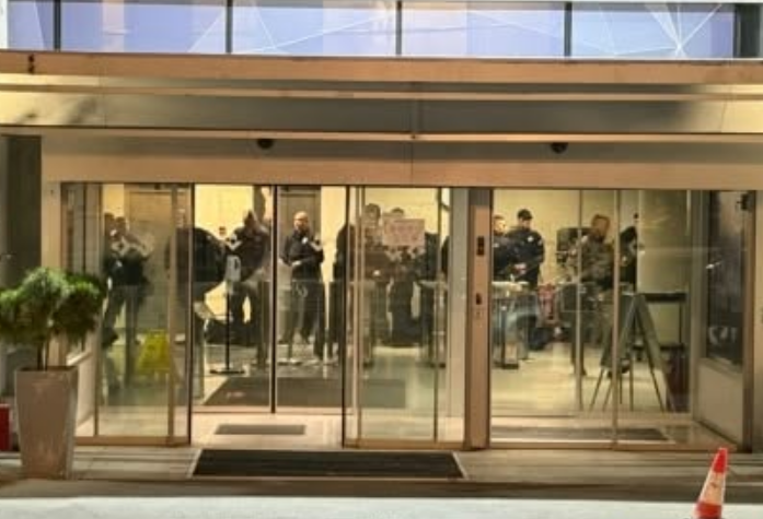 Policia rrethon KQZ-në e Serbisë, vendoset edhe në hyrje të RTS-së