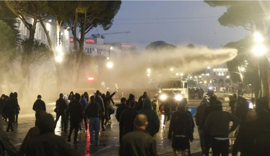 Bilanci i protestës së djeshme në Tiranë: 59 të lënduar, mes tyre 34 efektivë policie, 21 protestues dhe 4 kalimtarë