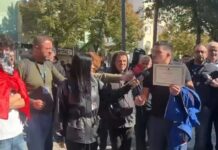 Protesta në Tiranë, dita e gjashtë: Të rinjtë kërcejnë para policisë, njëri gris certifikatën e Olimpiadës së Historisë