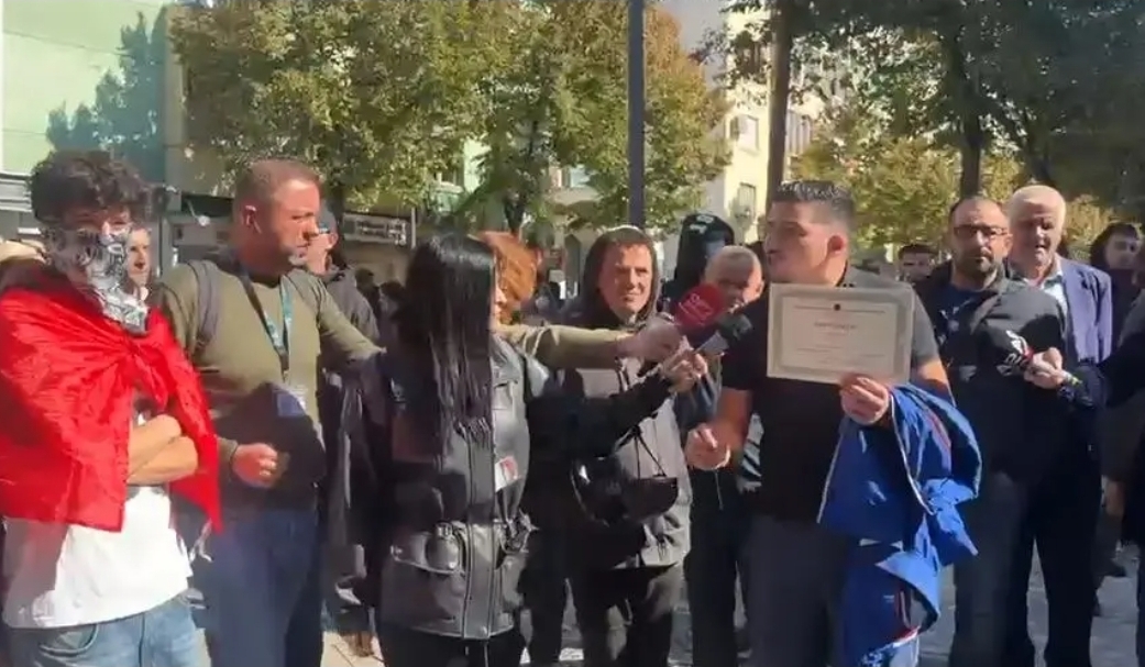 Protesta në Tiranë, dita e gjashtë: Të rinjtë kërcejnë para policisë, njëri gris certifikatën e Olimpiadës së Historisë
