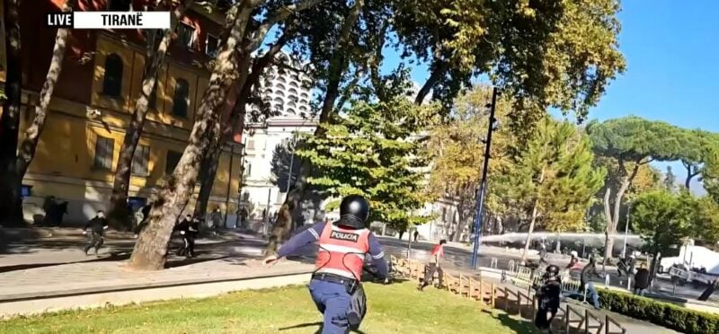Policia hedh gazlotsjellës dhe ujë me presion te Parku Rinia, nis shoqërimi i protestuesve Policia hedh gazlotsjellës dhe ujë me presion te Parku Rinia, nis shoqërimi i protestuesve