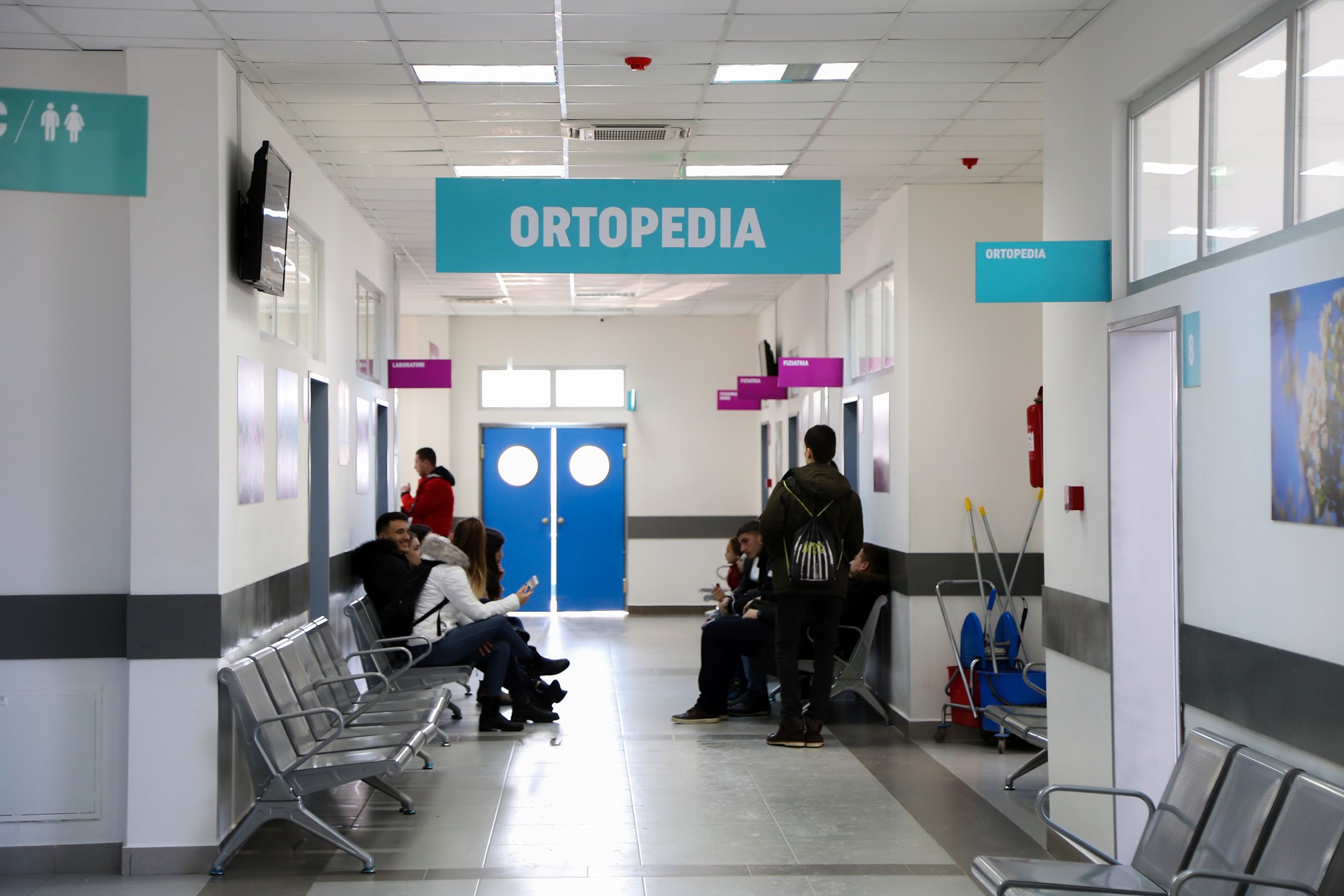 Proteza e gjurit, materiali të hënën në Ortopedi, rifillojnë operimet