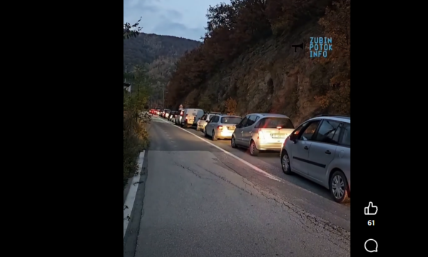 Kolona në Bërnjak, serbët nga Kosova nisen për të votuar në Serbi