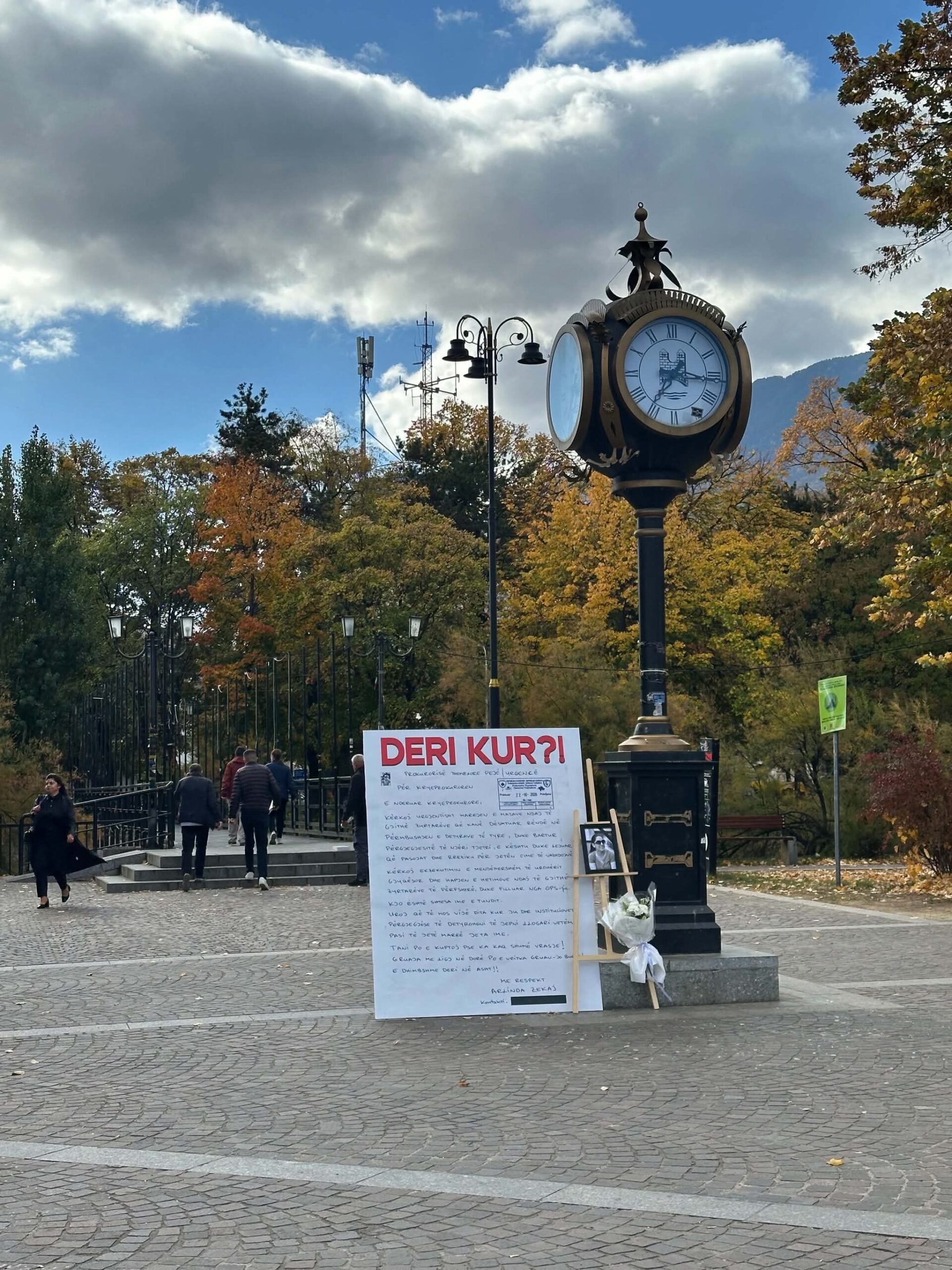 “Deri kur?” – Letra e Arlinda Zekajt vendoset në sheshin e Pejës