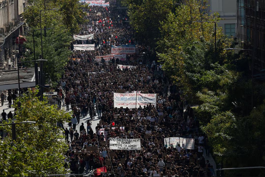 Mijëra studentë protestojnë edhe në Greqi