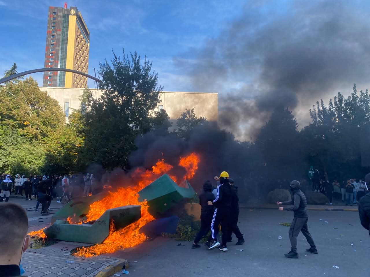 Flakë dhe tym në Tiranë, protestuesit vandalizojnë kryeqytetin