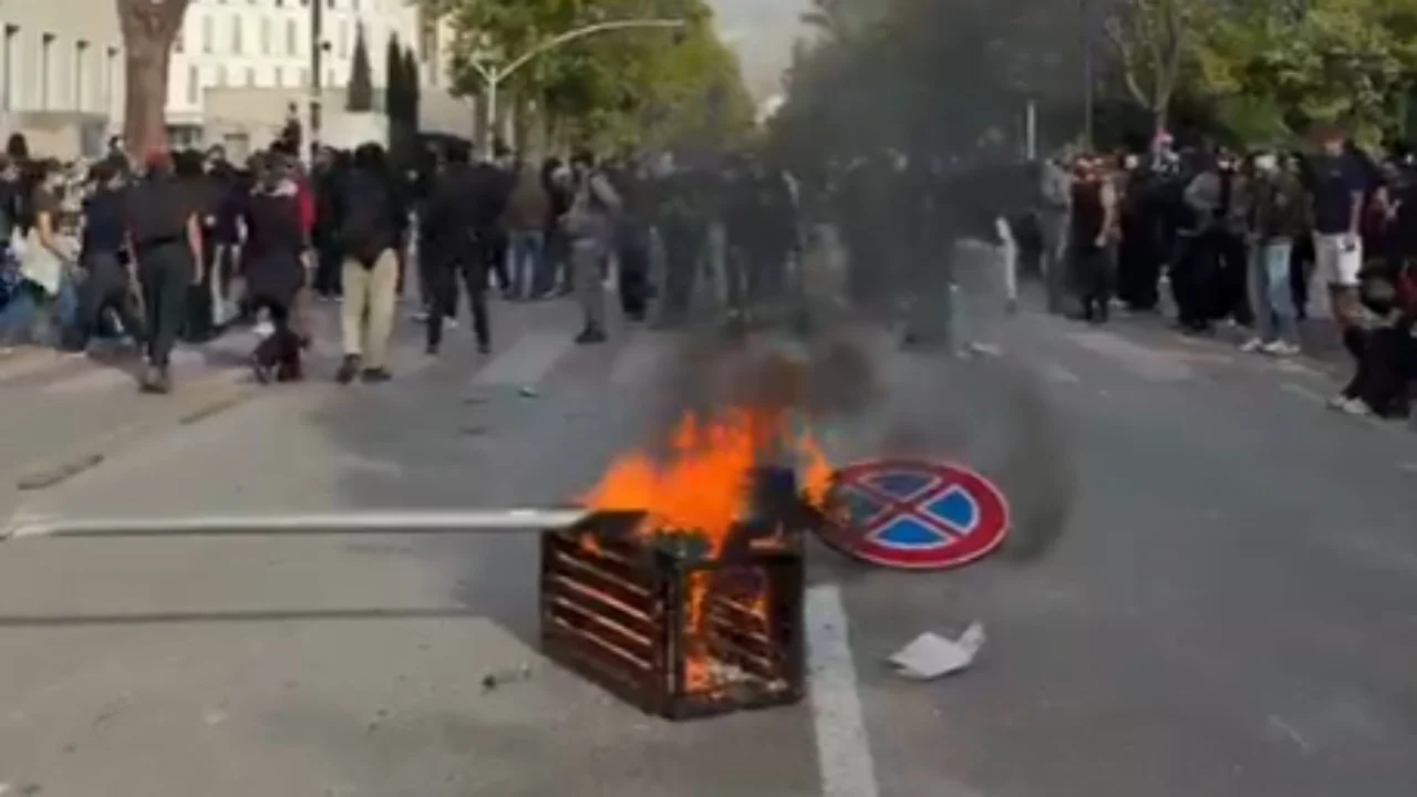 Flakë, përplasje e tensione në Tiranë, Policia ngre alarmin për të miturit në protestë
