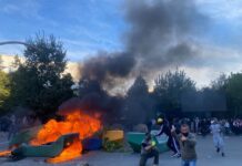 Flakë dhe tym në Tiranë, protestuesit “rrugës” ta vandalizojnë kryeqytetin